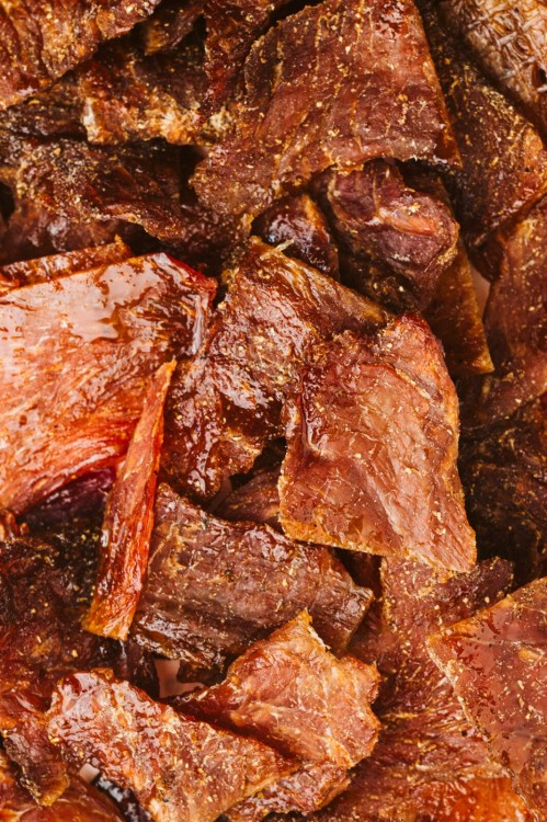 Suszone mięso, suszona wieprzowina kawałki zbliżenie - Zasuszone