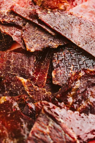 Kawałki beef jerky, suszona wołowina, suszone mięso wołowe od Zasuszone