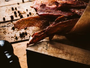 Dlaczego warto jeść suszone mięso? - Zdjęcie poglądowe naszego produktu do umilenia oczu czytających bloga zasuszone